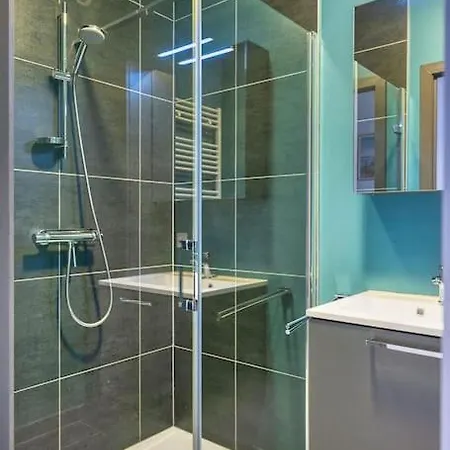 Апартаменты Stunning In With Free Parking Остенде